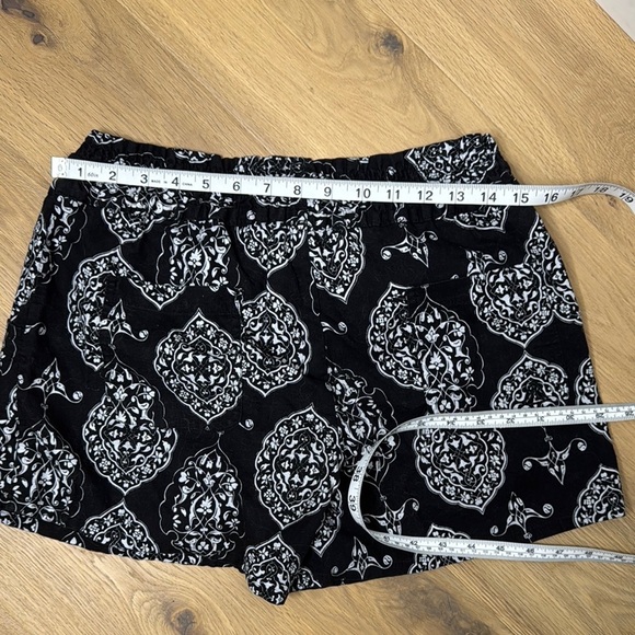 High Waist Black and White Patterned Shorts - Picture 4 of 4